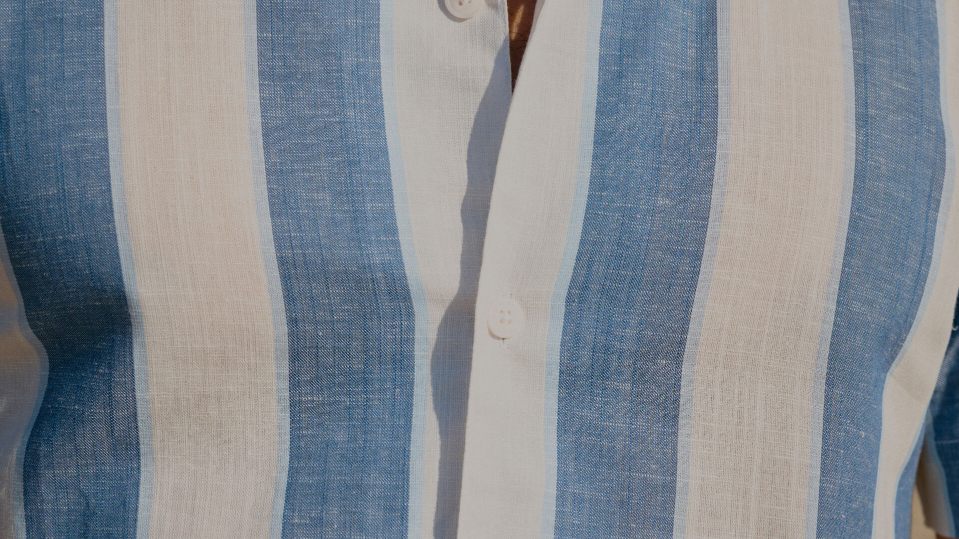Model i blå- og hvidstribet Lindbergh hørskjorte