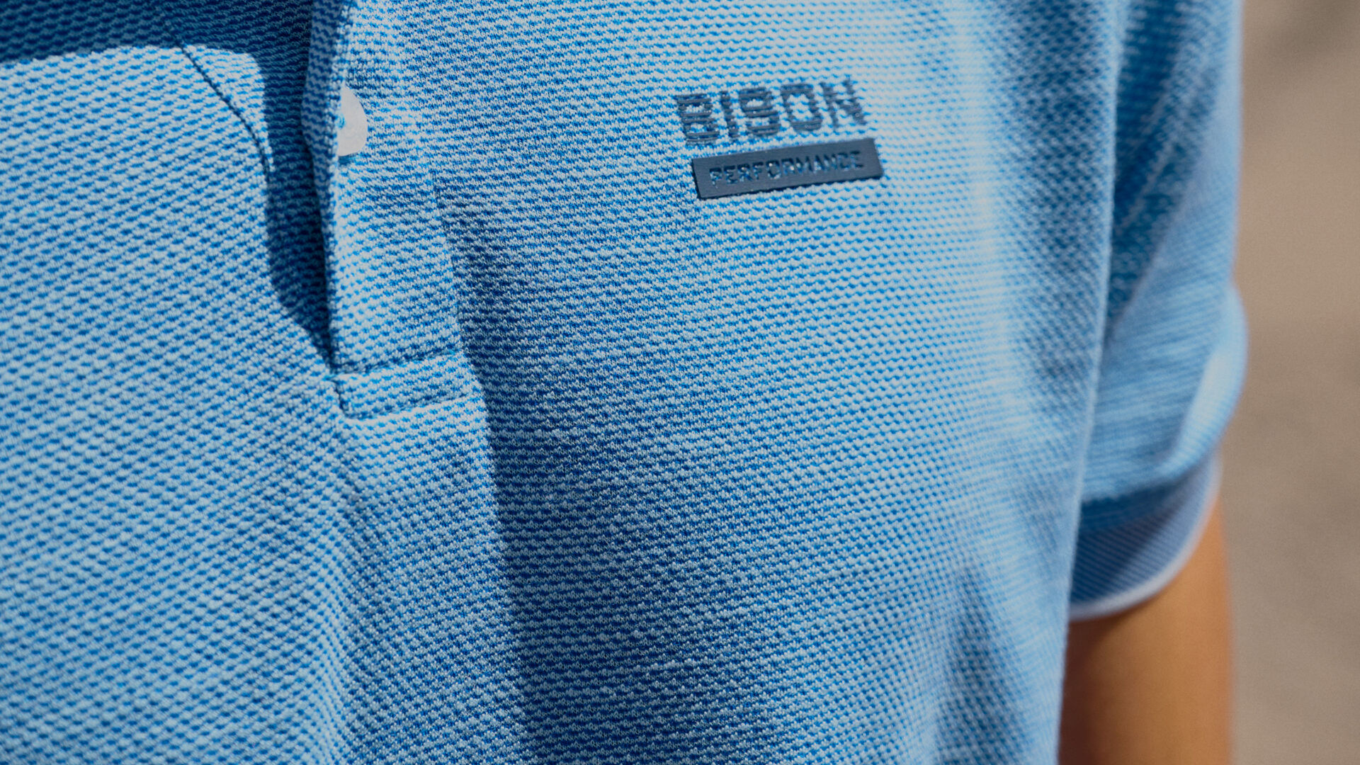 Close-up af model i blå Bison poloshirt