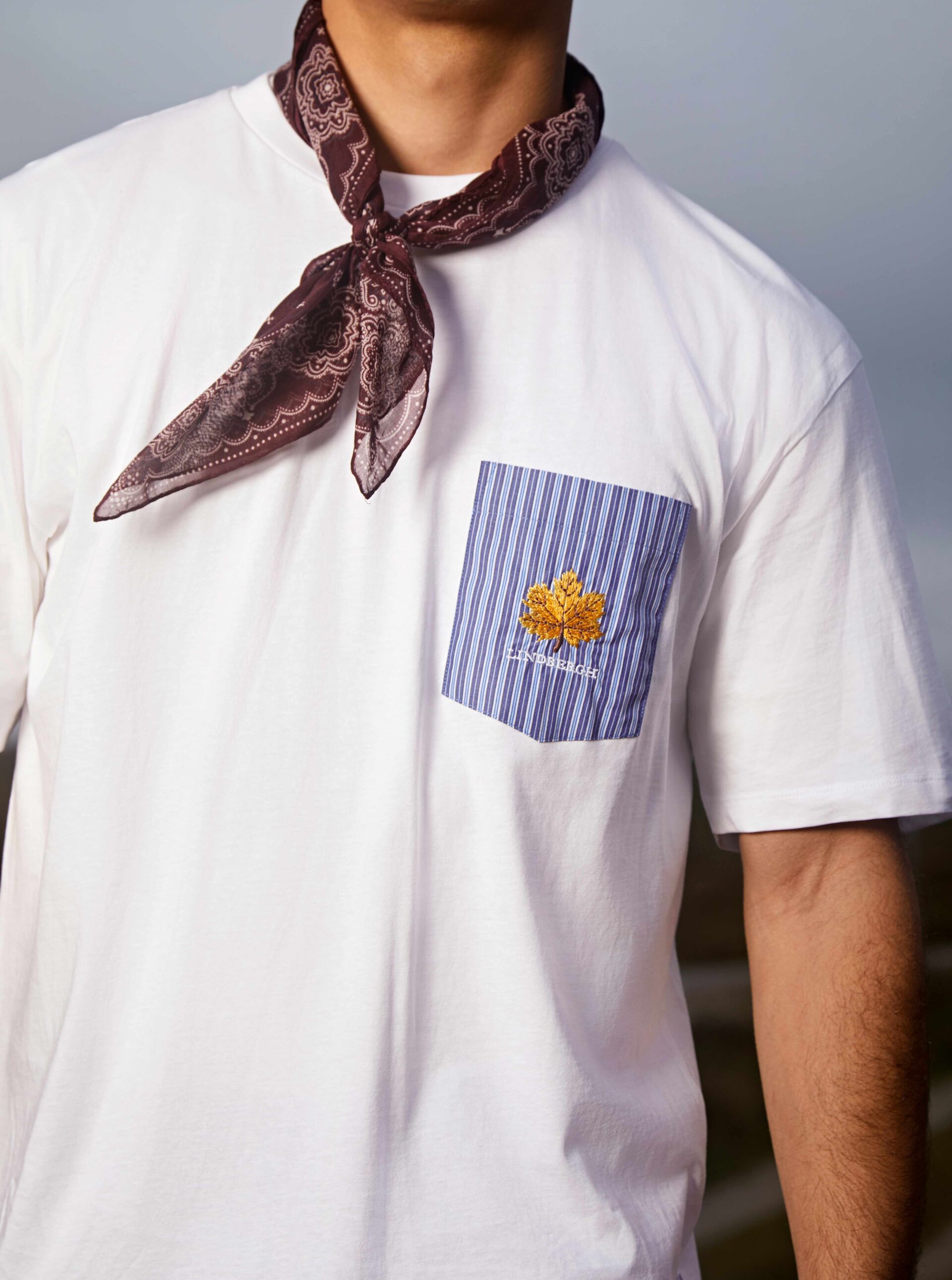 Model i hvid Lindbergh T-shirt med blå lomme