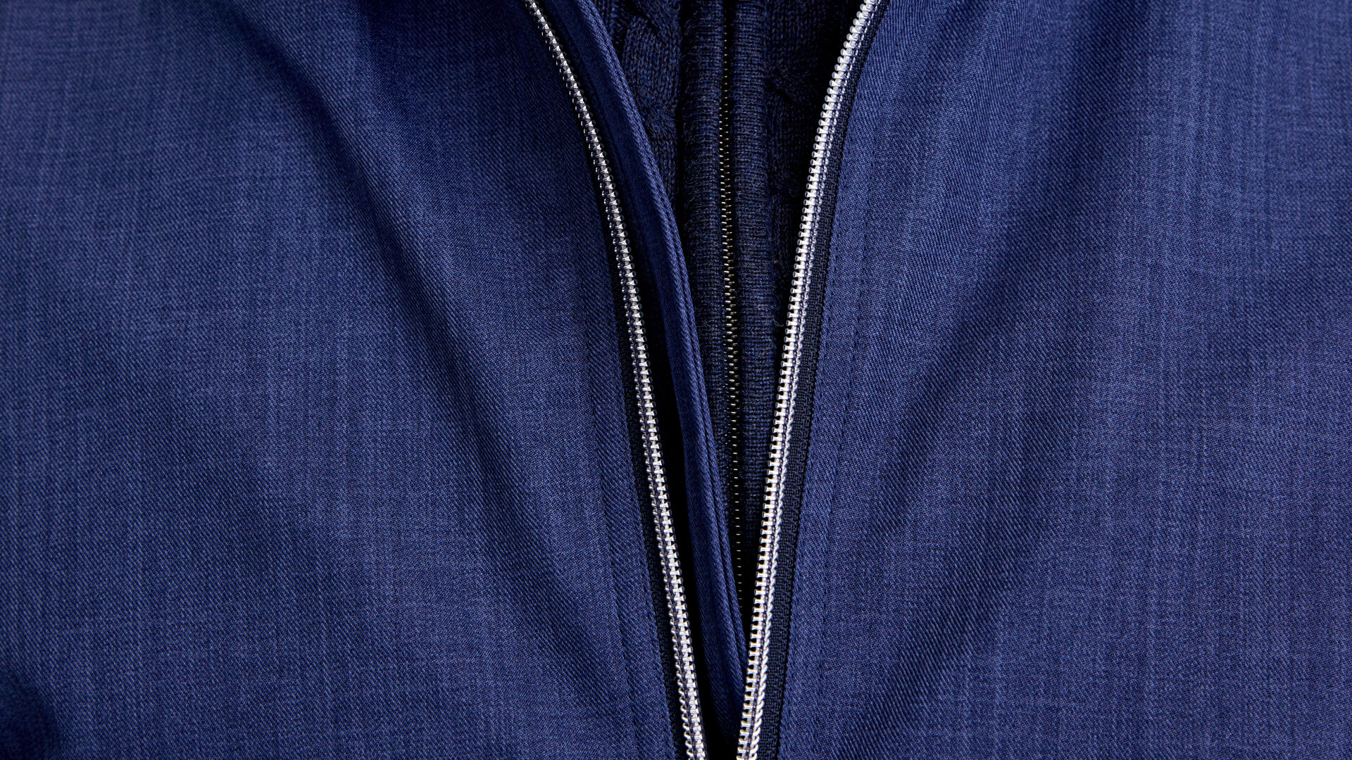 Close-up af model i blå Bison jakke