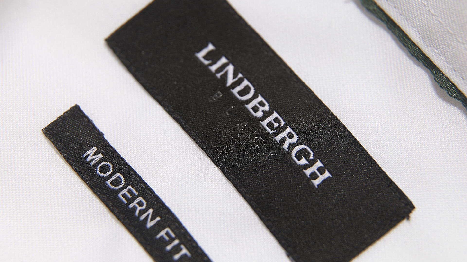 Closeup af label på hvid Lindbergh skjorte