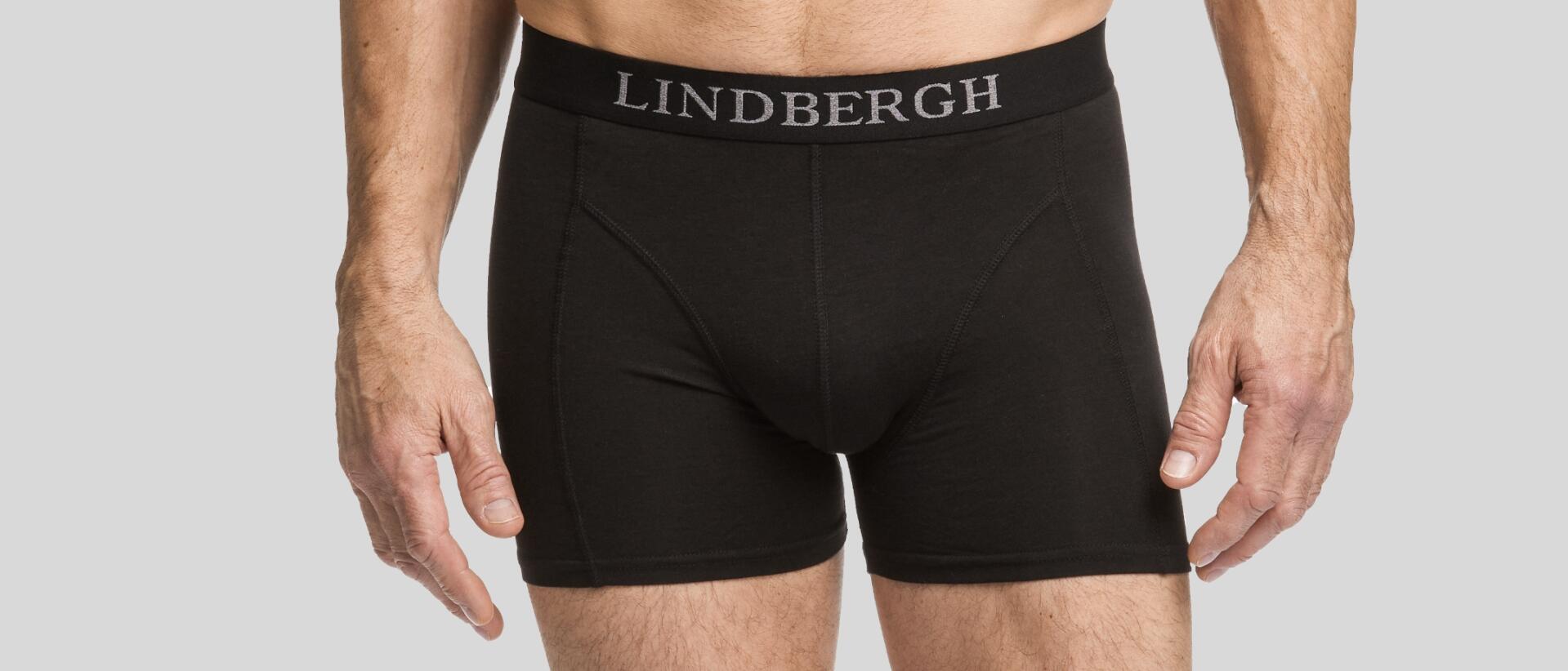 Model i sorte Lindbergh tights