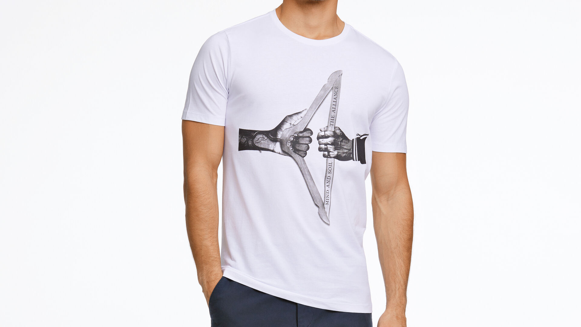 Model i mønstret Lindbergh T-shirt