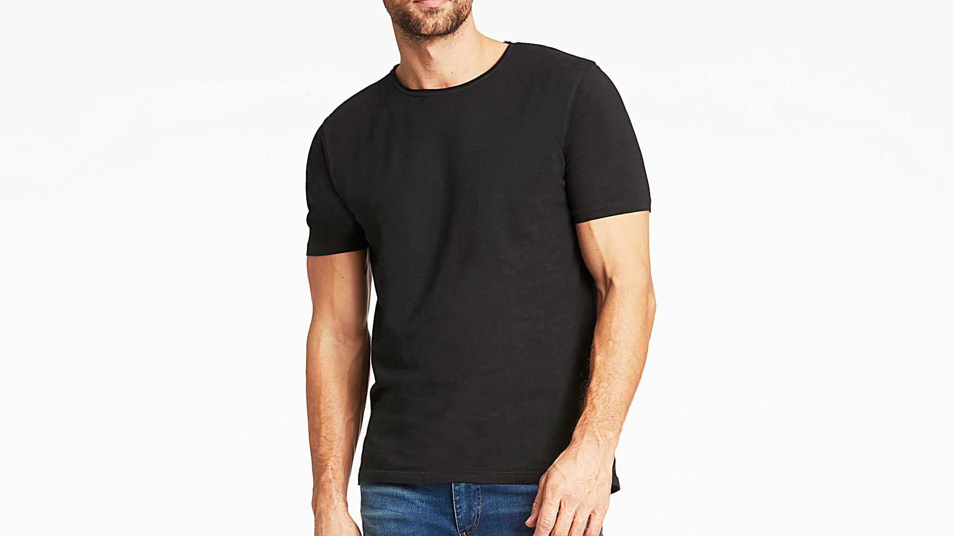 Model i sort Lindbergh T-shirt