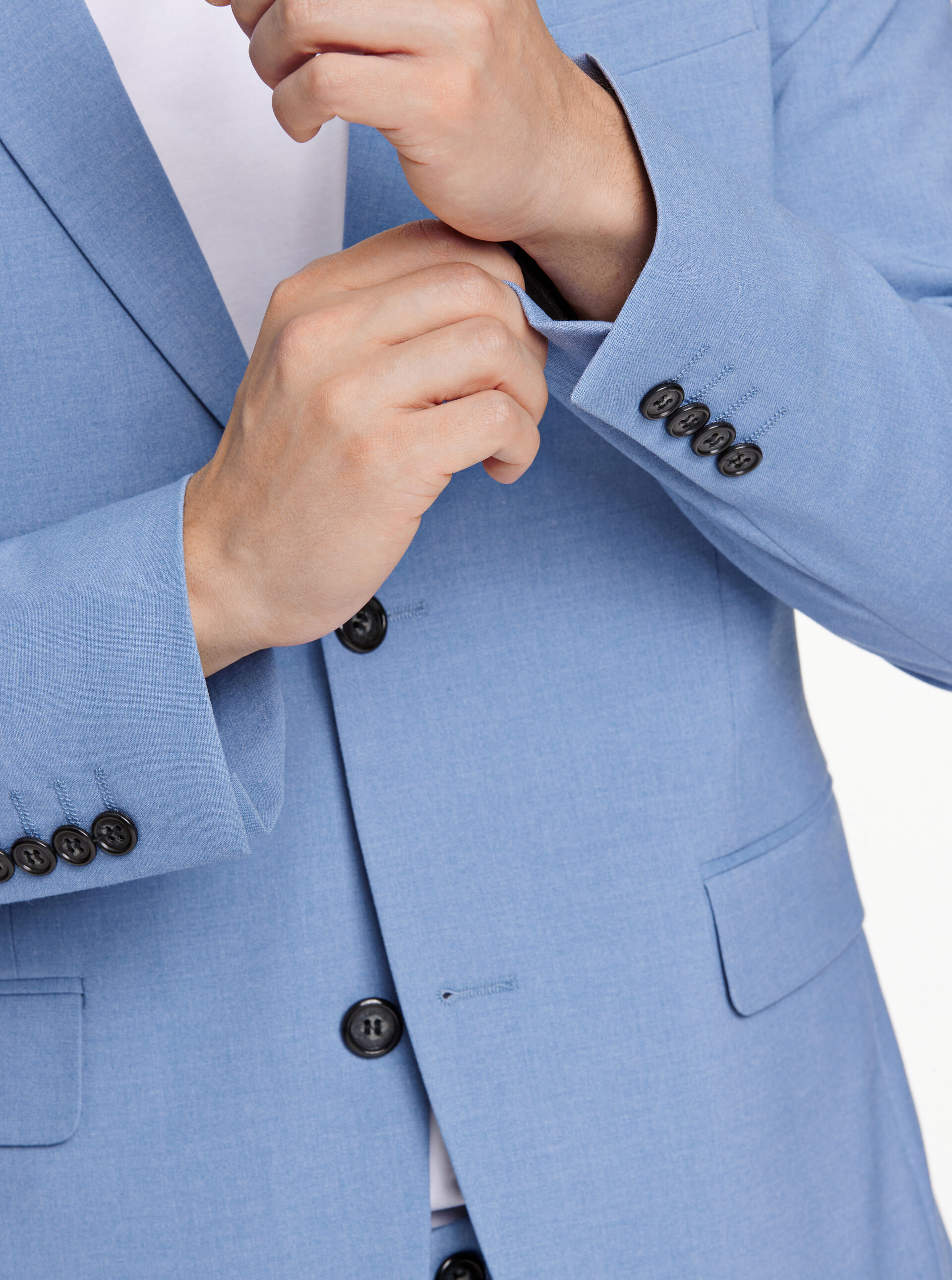 Closeup af model i lyseblåt jakkesæt
