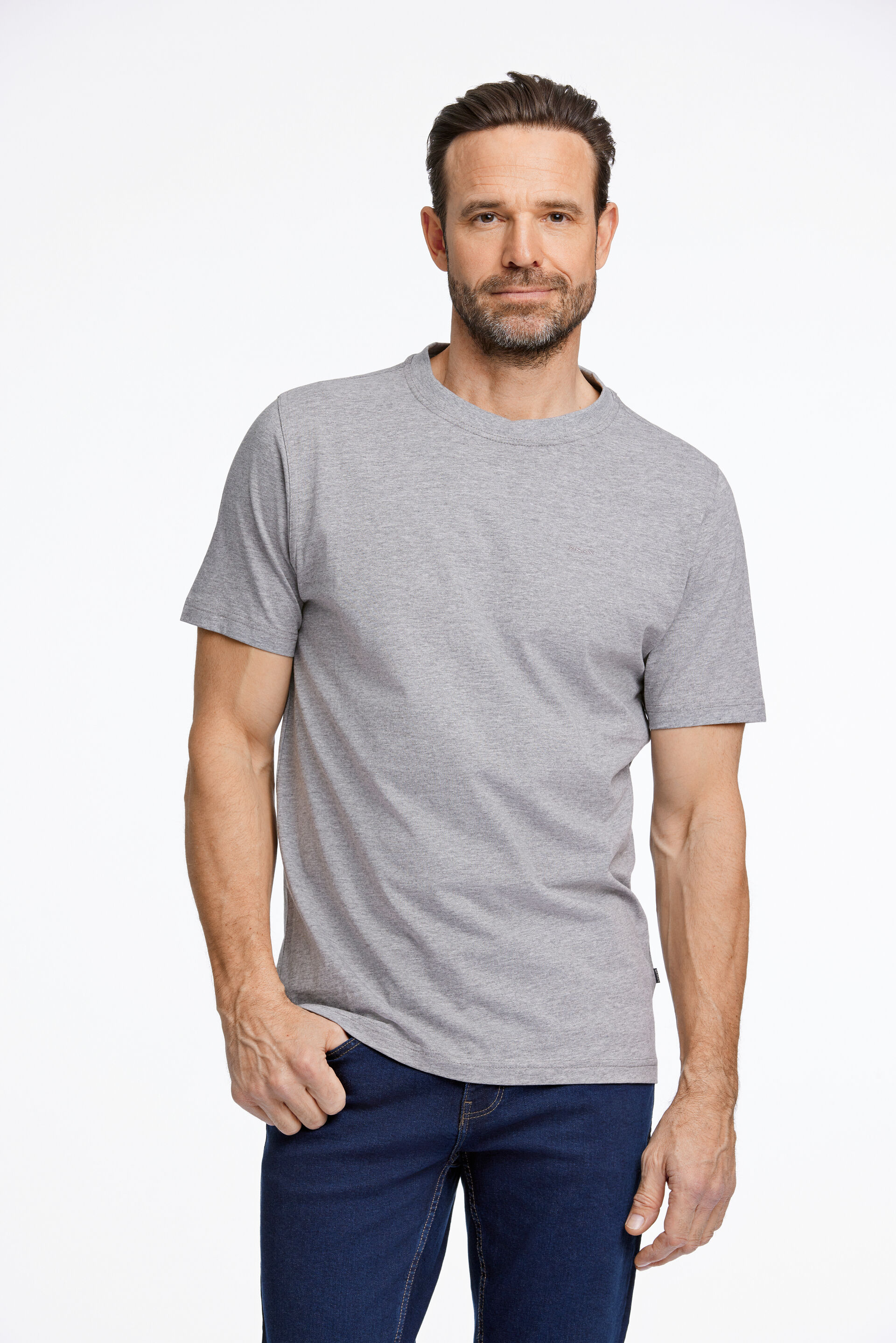 Model i grå Bison T-shirt og sorte Bison jeans