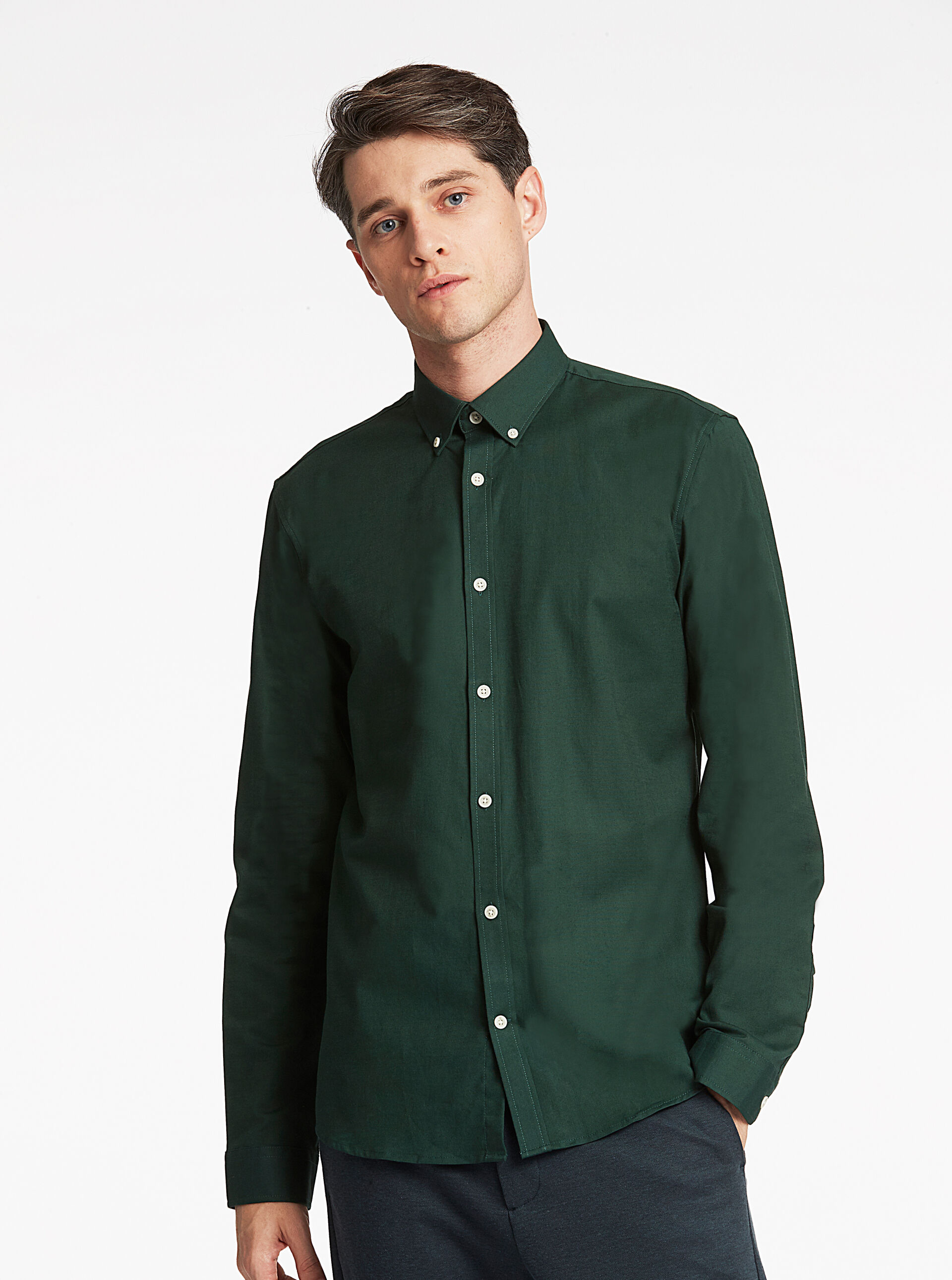 Model i mørkegrøn Lindbergh Oxfordskjorte