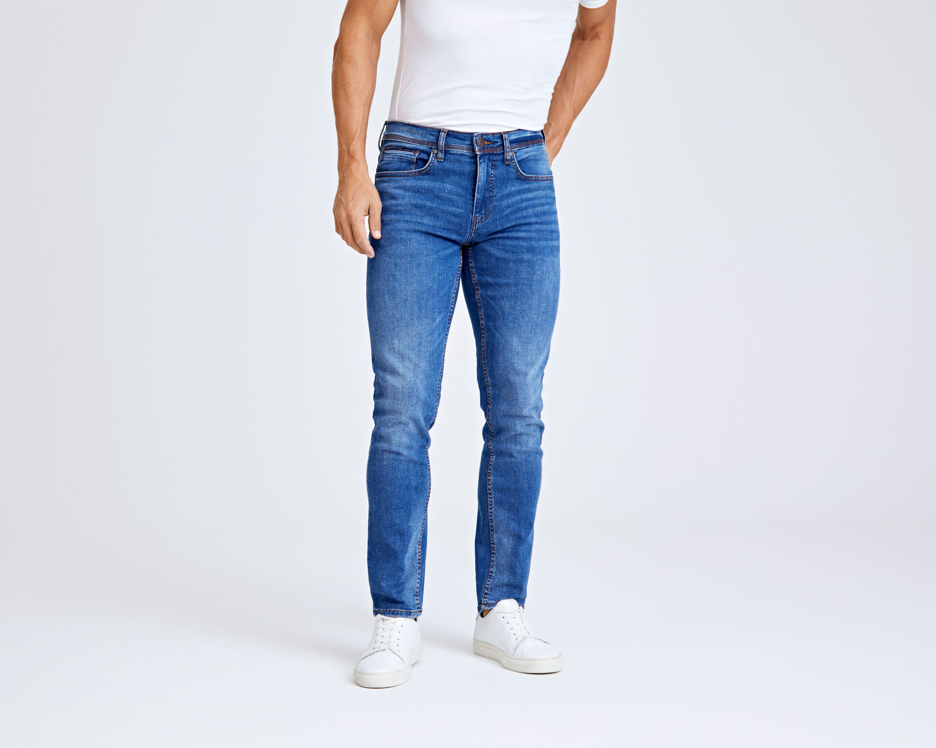 Model i blå Lindbergh jeans og hvid Lindbergh T-shirt