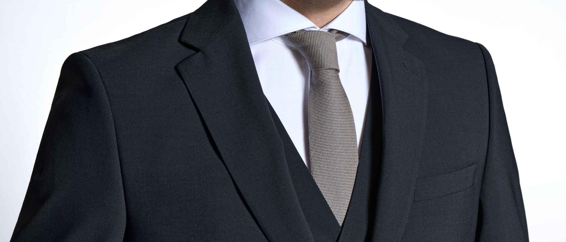 Model i Lindbergh jakkesæt og slips