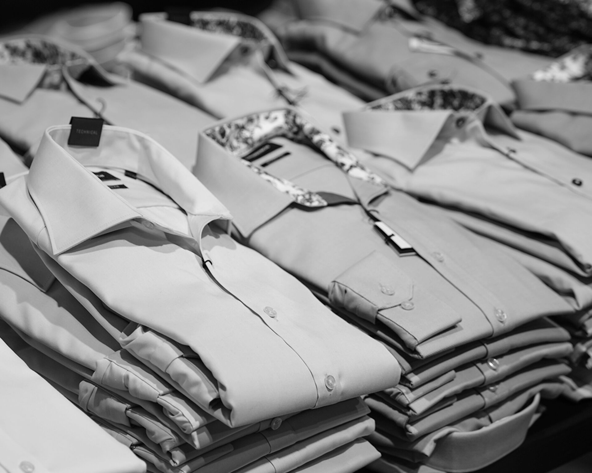 Sort/hvid billede af foldede Lindbergh skjorter