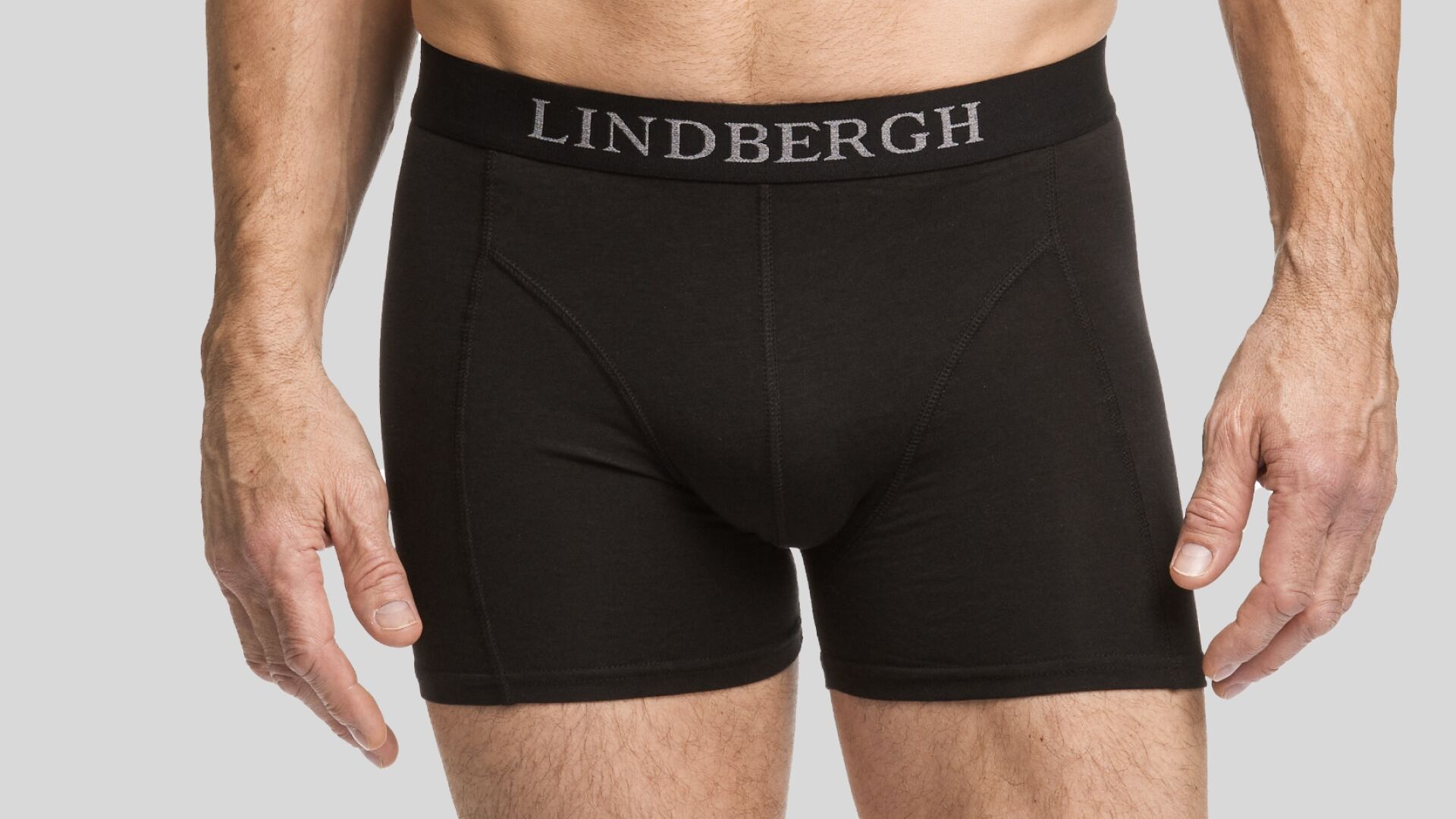 Model i sorte Lindbergh tights