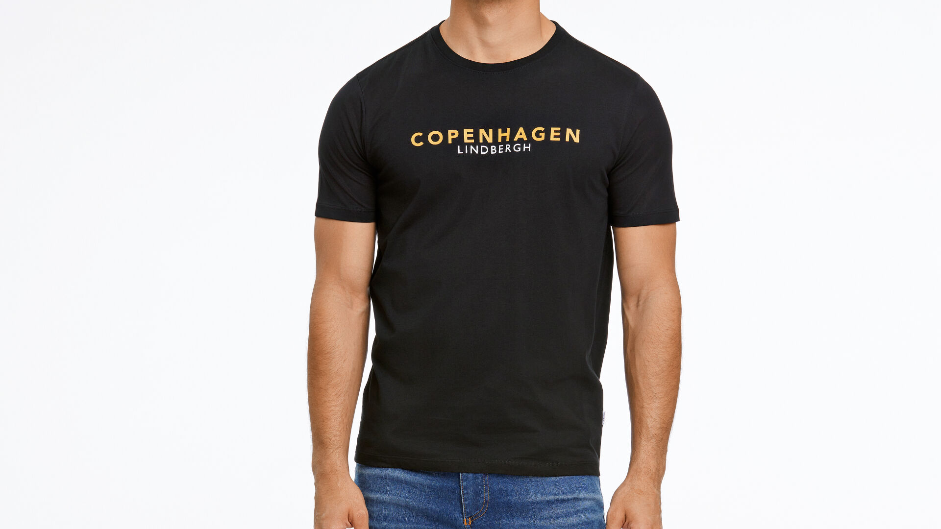 Model i sort Lindbergh T-shirt