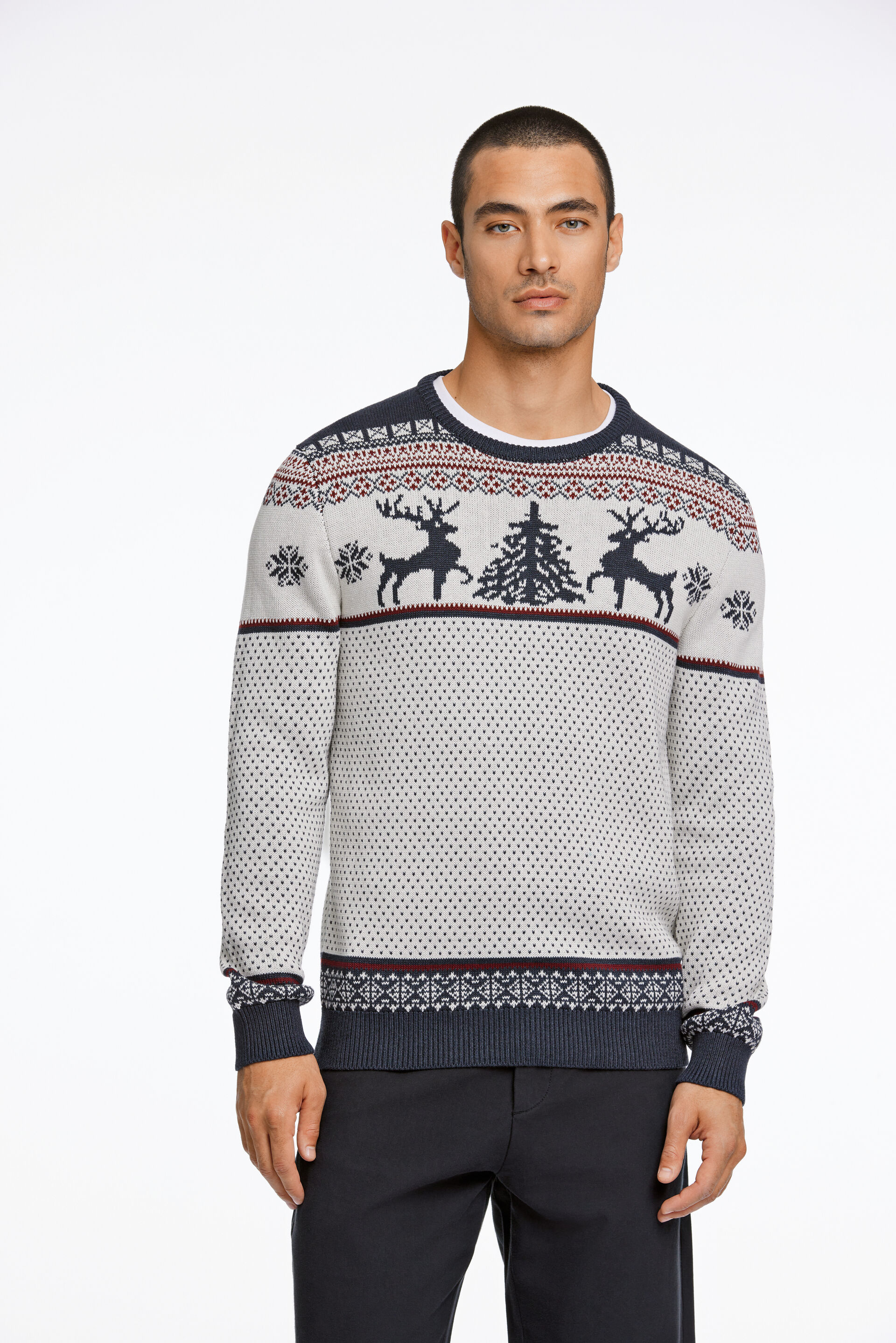Model i Lindbergh julesweater med mønster