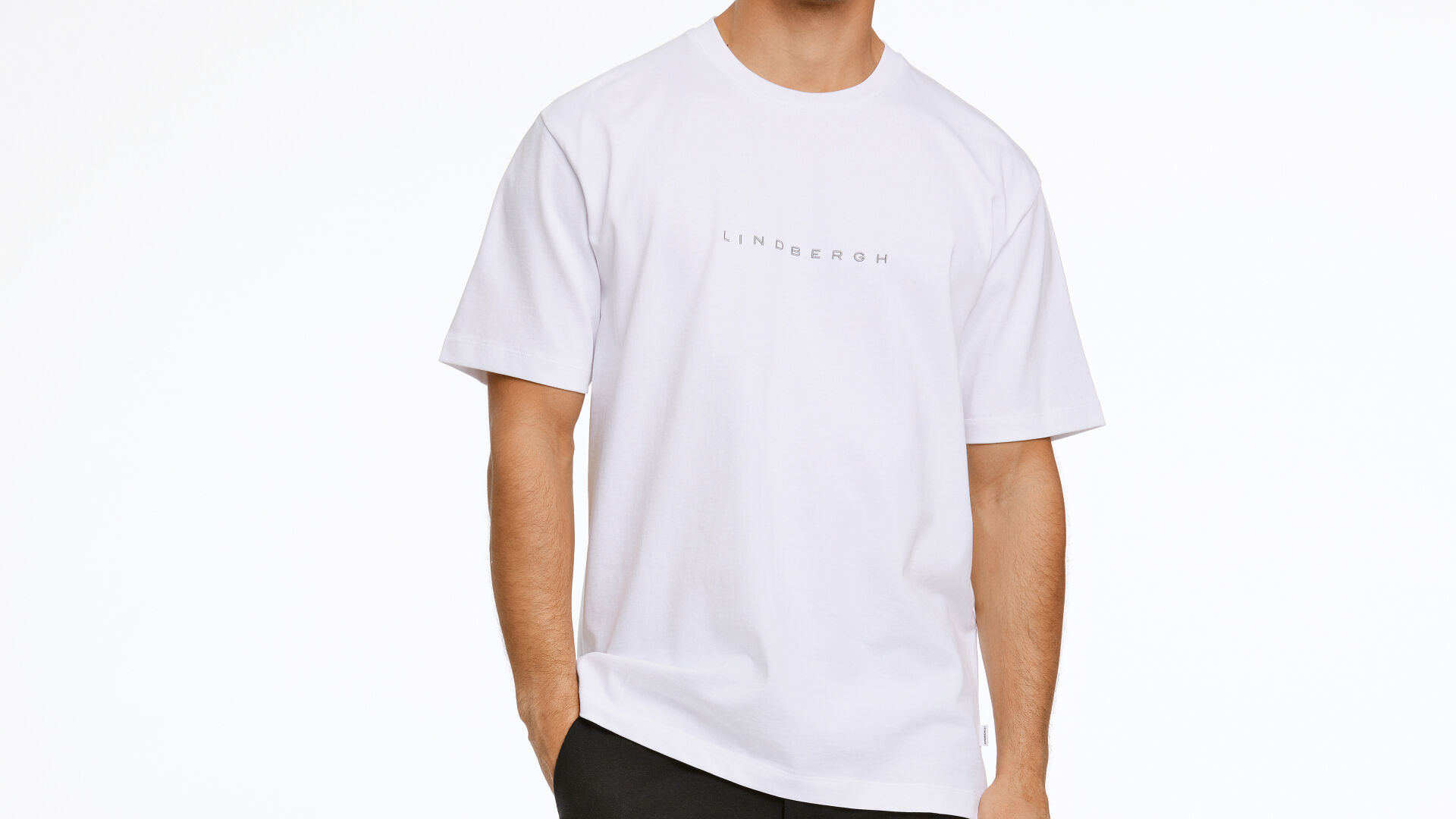 Model i hvid Lindbergh T-shirt