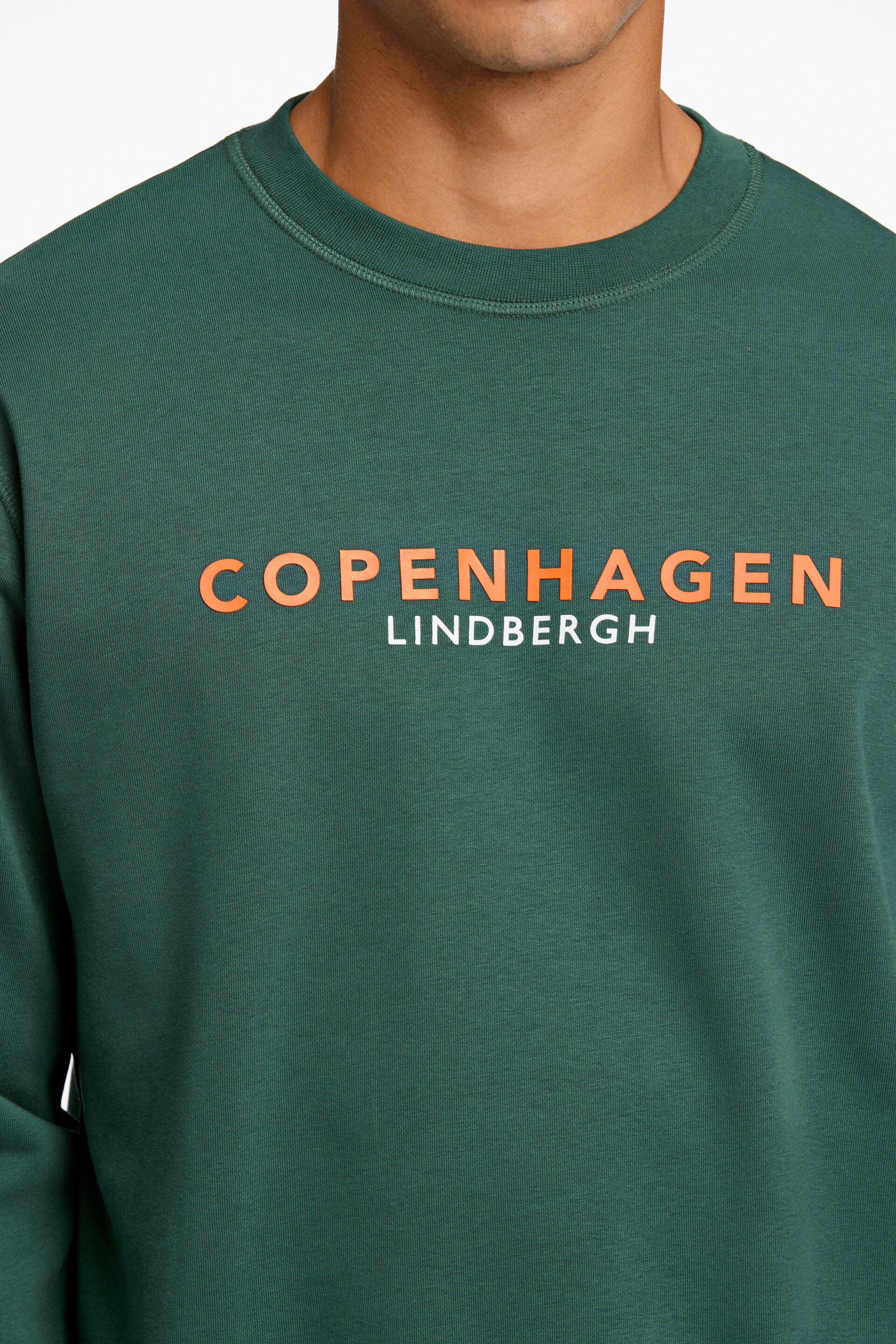Closeup af model i grøn Lindbergh sweatshirt