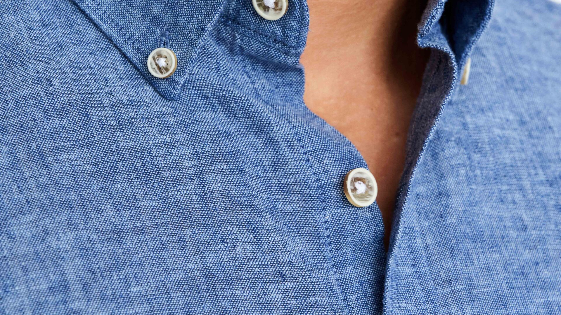 Closeup af model i blå button-down skjorte