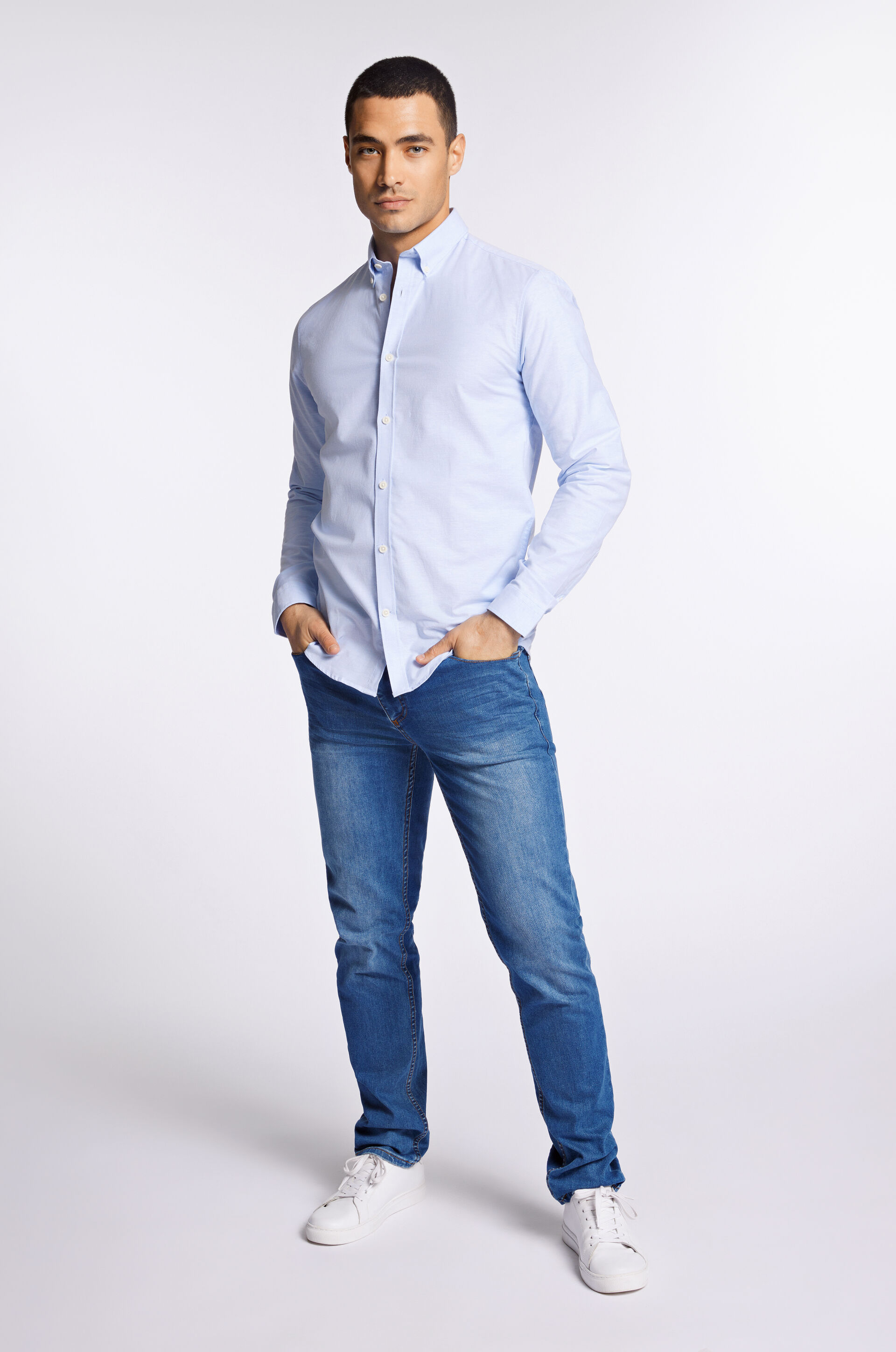 Model i lyseblå Lindbergh hørskjorte og Lindbergh jeans
