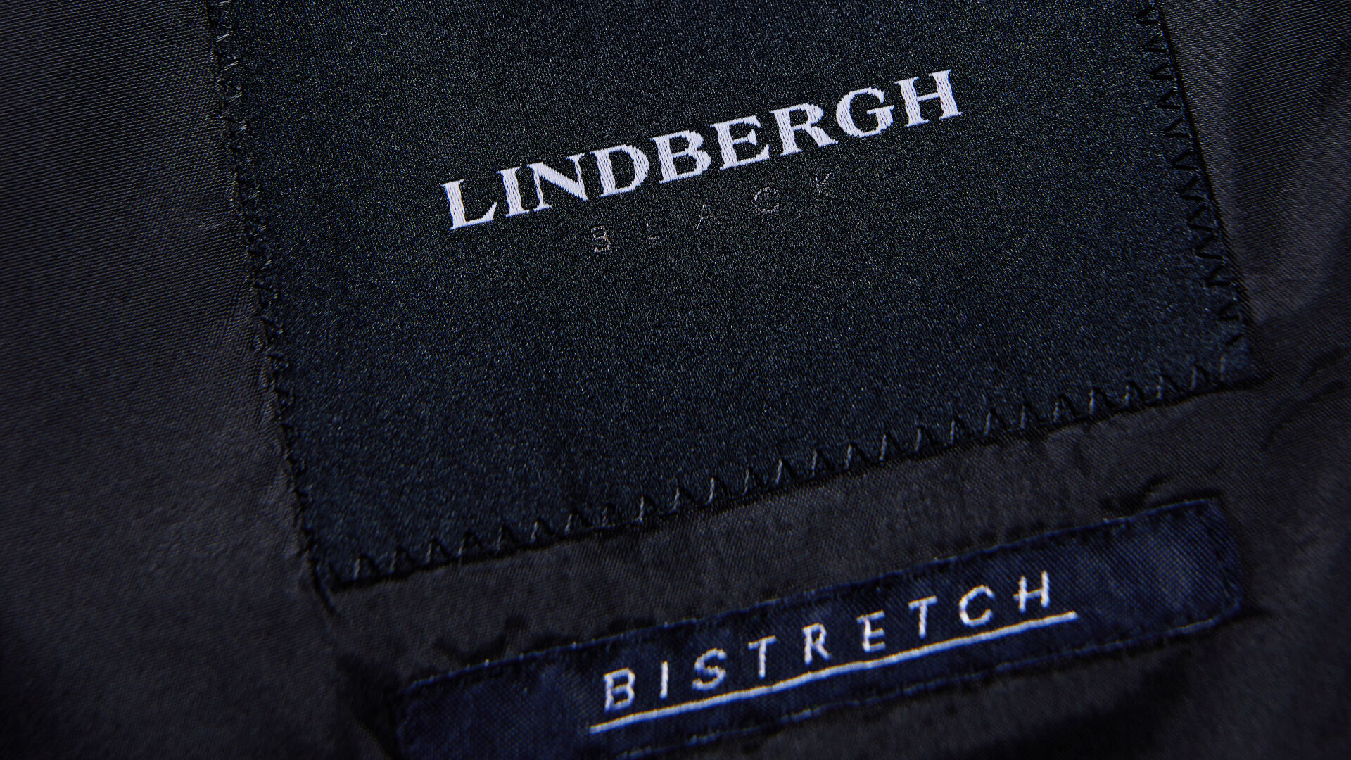 Closeup af sort Lindbergh jakkesæt
