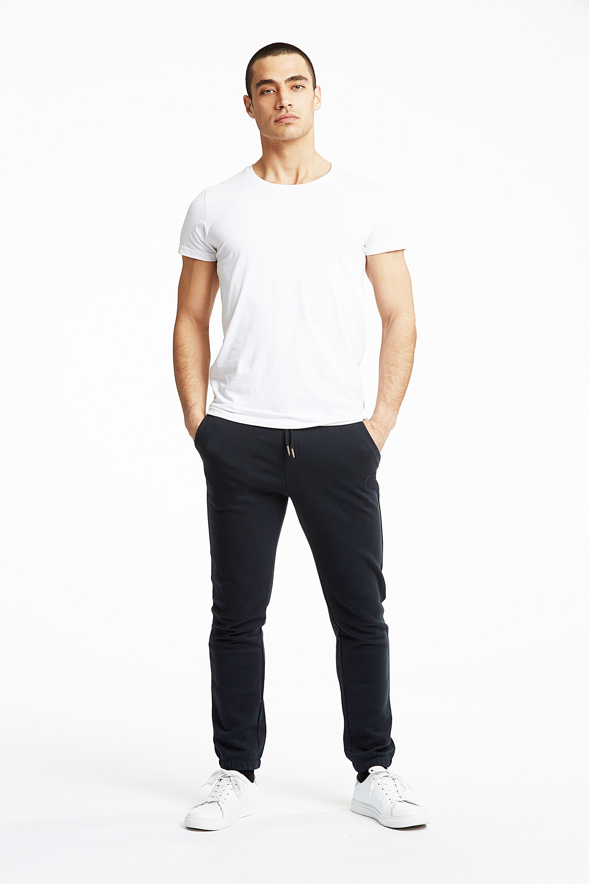 Model i hvid Lindbergh T-shirt og sort sweatpants