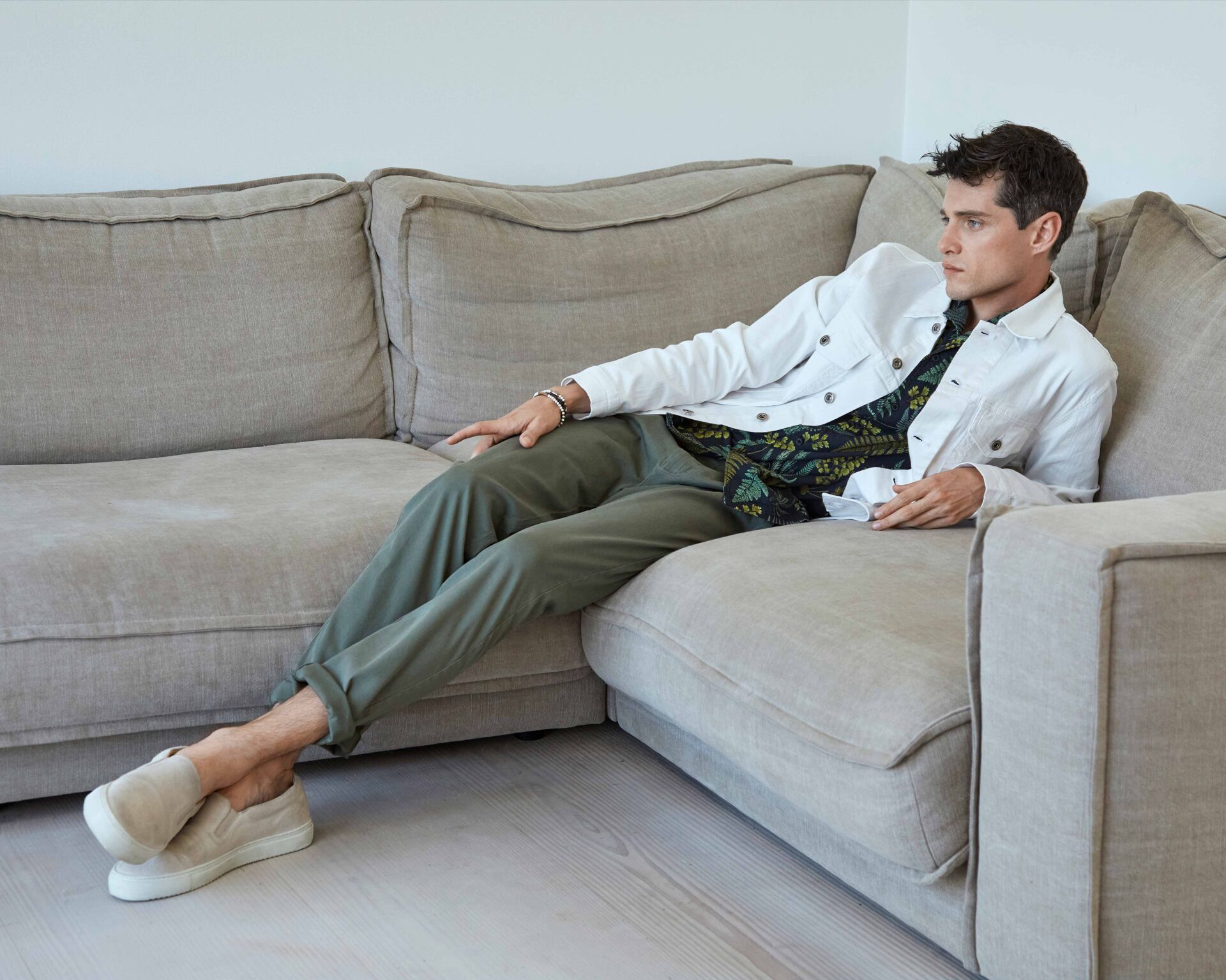 Model auf Sofa in grünen Lindbergh-Chinos