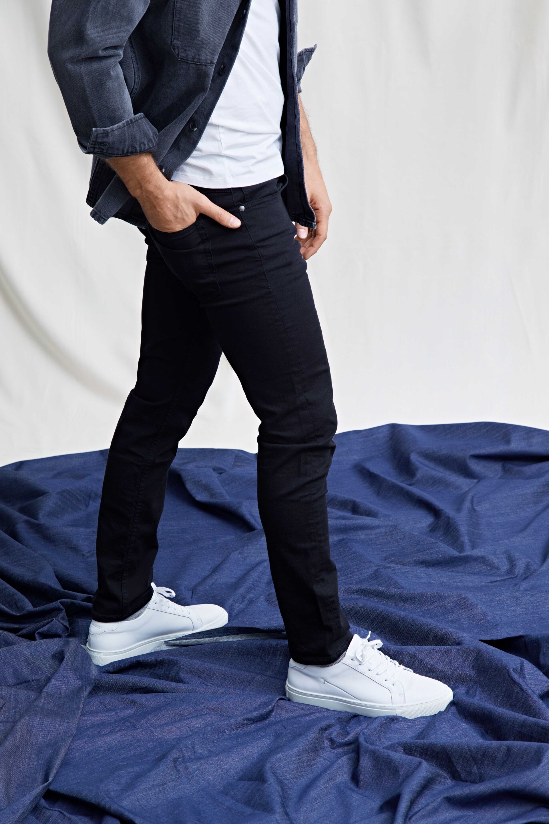 Model i sorte slim fit Lindbergh jeans med hvid Lindbergh T-shirt og Lindbergh denimjakke