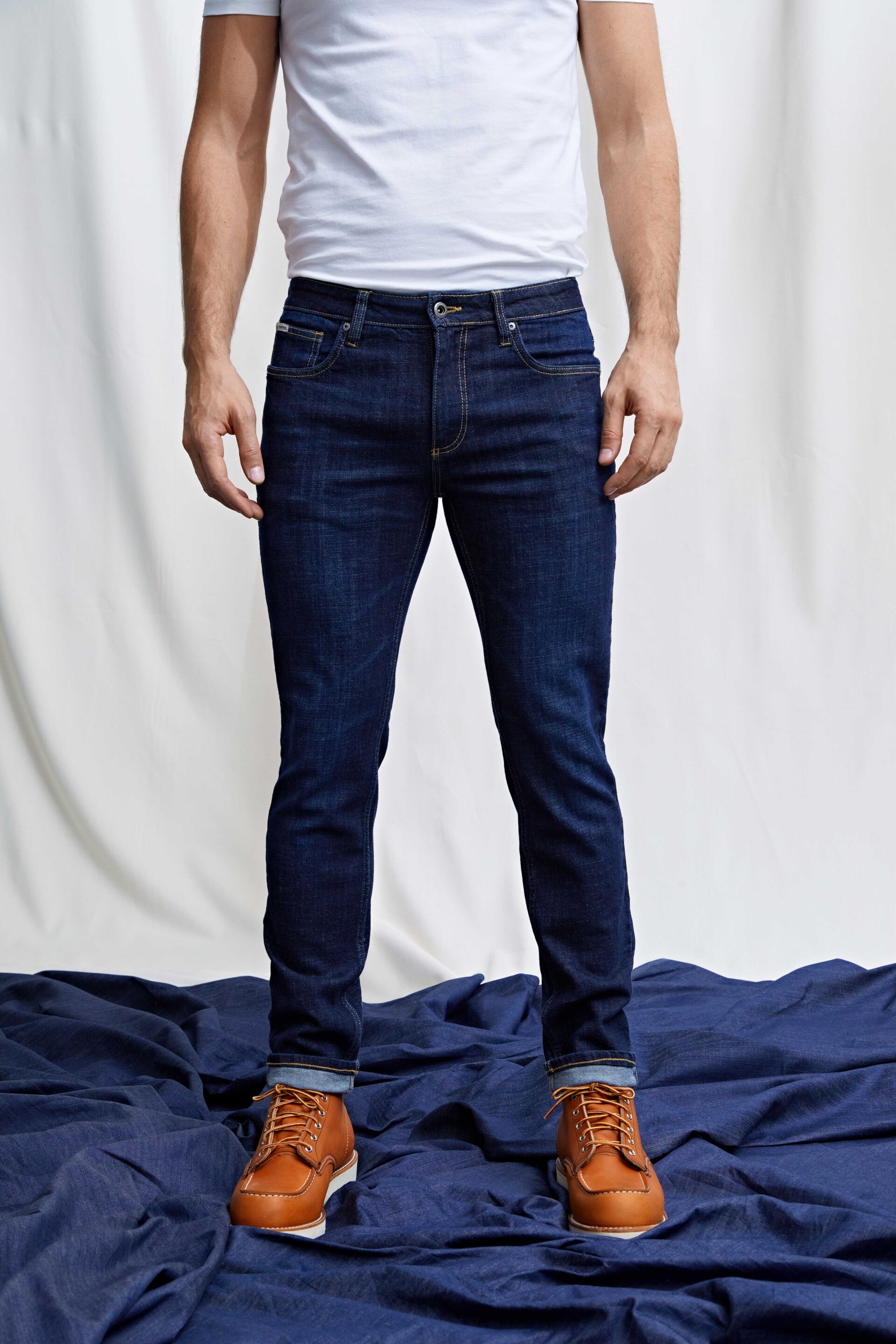 Model i mørkeblå, slim fit Lindbergh jeans og hvid Lindbergh T-shirt