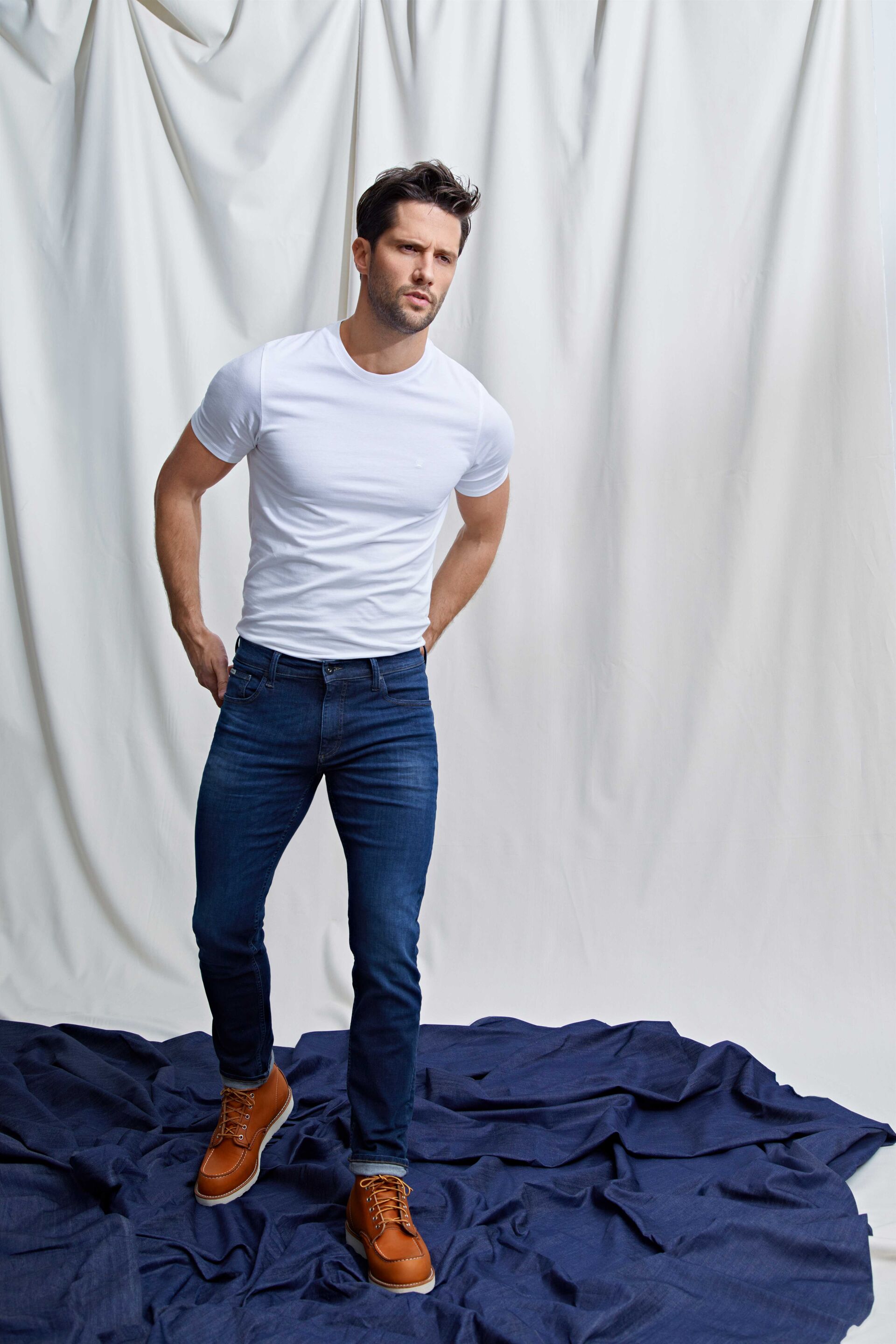 Model i hvid Lindbergh T-shirt og blå Lindbergh jeans