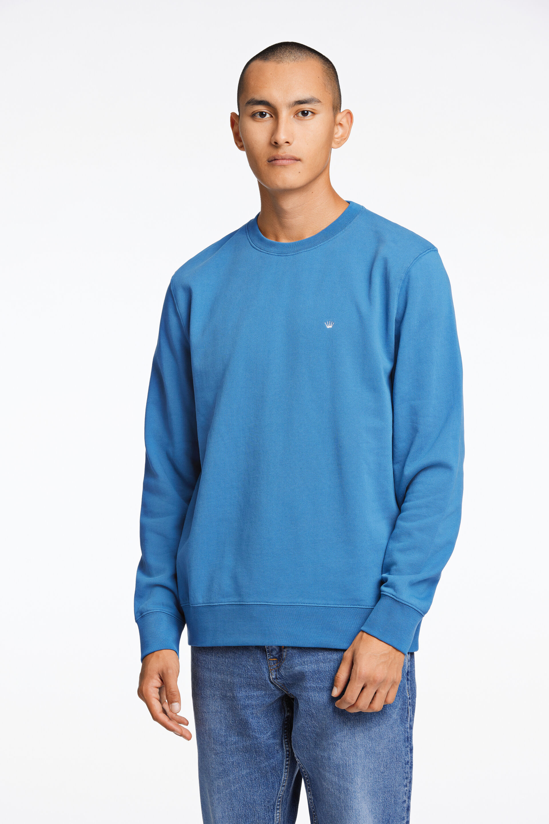 Model i blå JUNK de LUXE sweatshirt